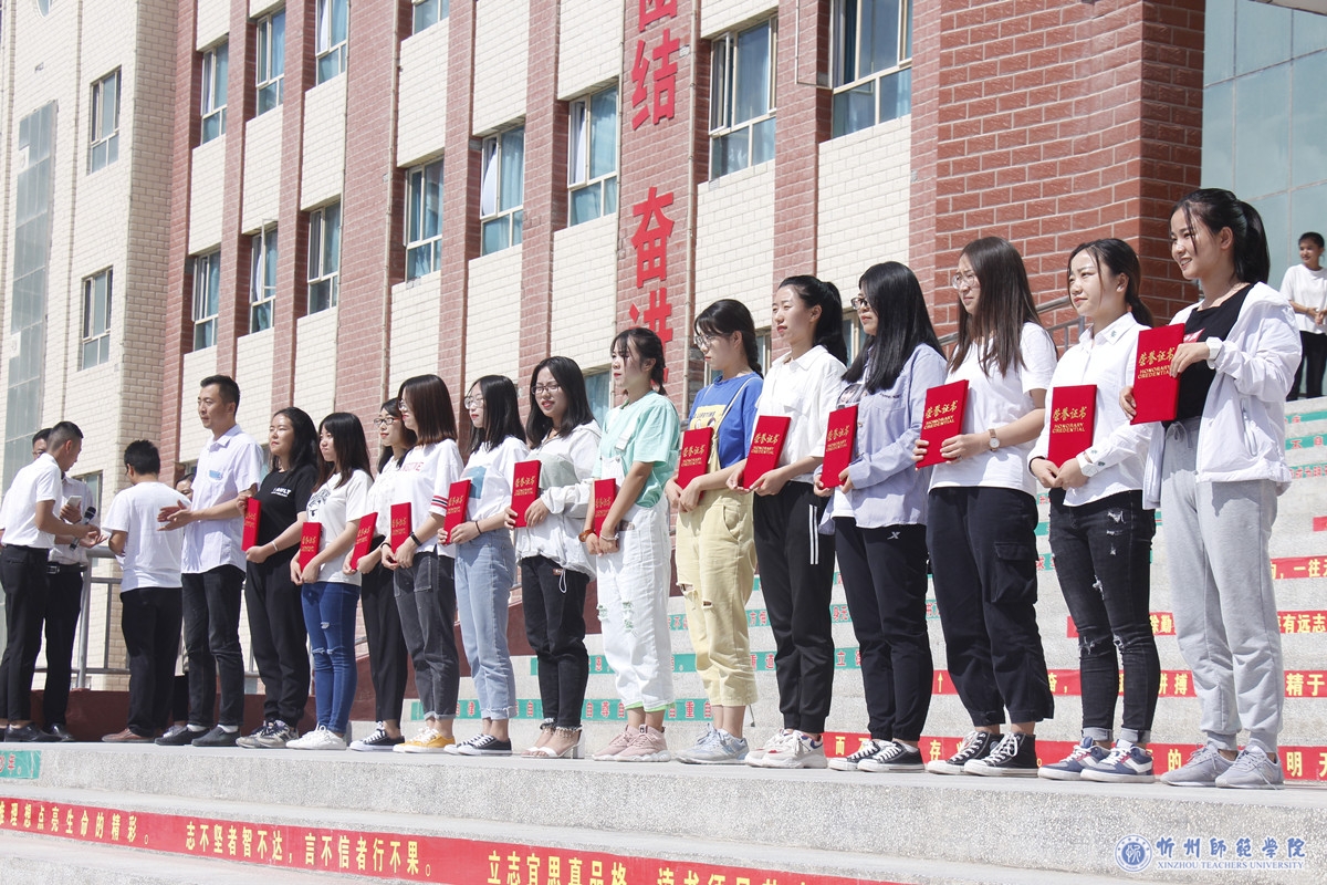 策勒县一中,三中为我院赴疆实习支教学生举行欢送会